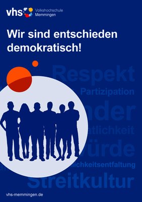 Dies zeigt ein Plakat mit dem Hinweis, dass die vhs "entschieden demokratisch" ist.