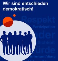 Dies zeigt ein Plakat mit dem Hinweis, dass die vhs "entschieden demokratisch" ist.